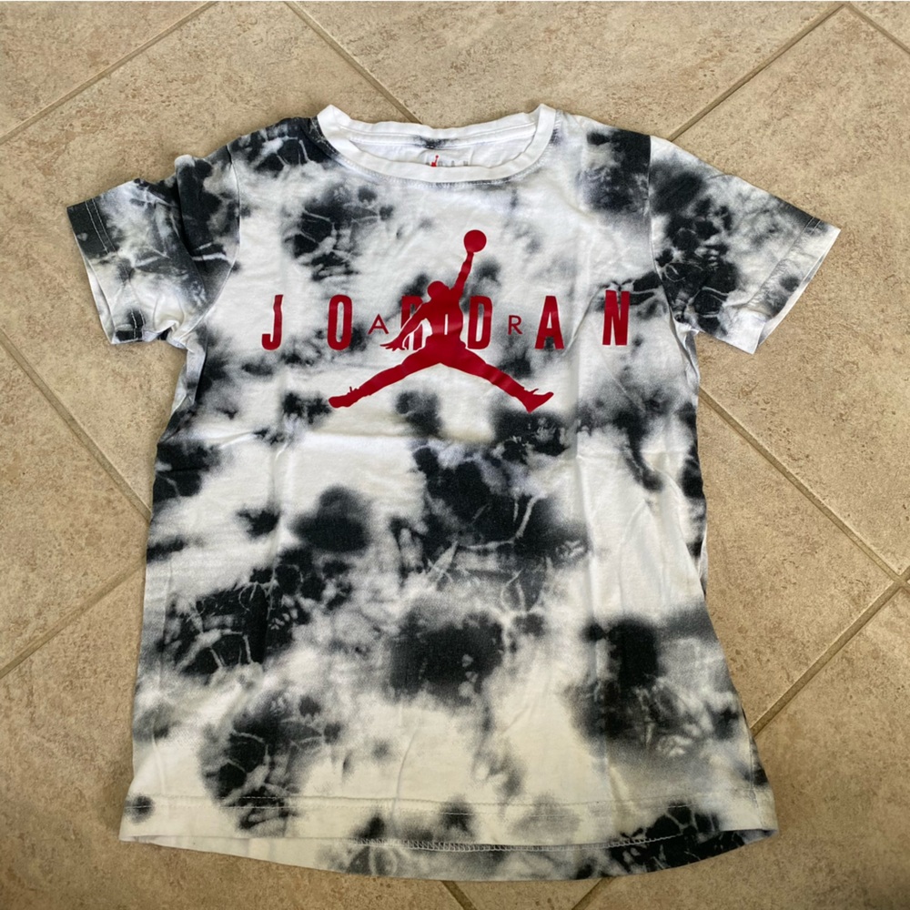 Boys Jordan graphic tee size small